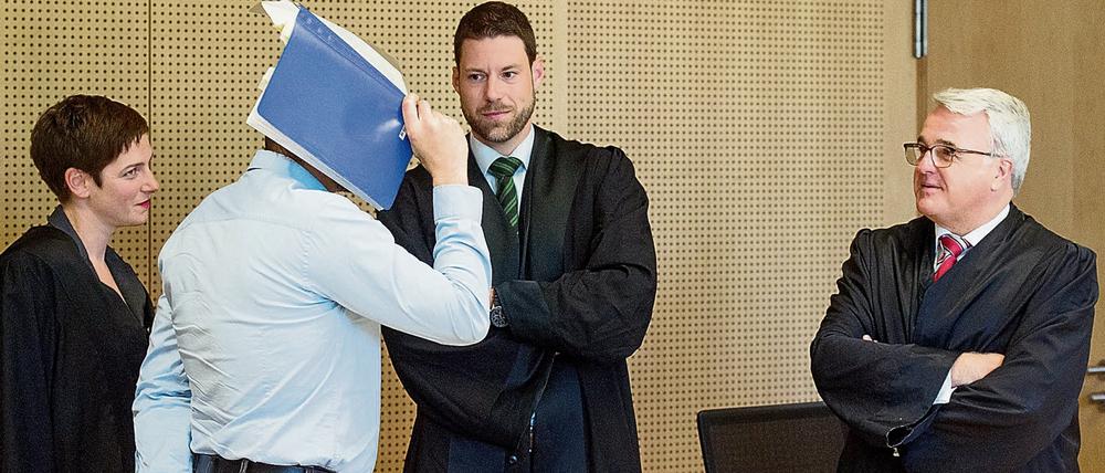 Kurz vor dem Richterspruch im Maskenmann-Prozess unterhält sich der Angeklagte Mario K. am 12. Juni mit seinen drei Anwälten Naila Widmaier, Christian Lödden und Axel Weimann im Landgericht Frankfurt (Oder). Mario K. ist zu lebenslanger Haft verurteilt worden. 