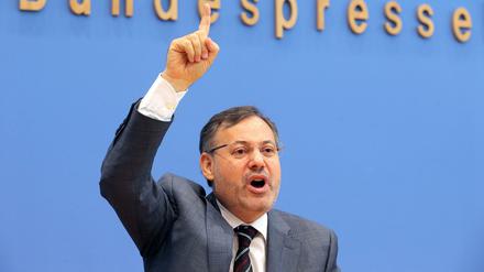 Der ägyptische Fernsehjournalist vom Sender Al-Dschasira, Ahmed Mansur, spricht am 23.06.2015 im Haus der Bundespressekonferenz in Berlin zu Journalisten.