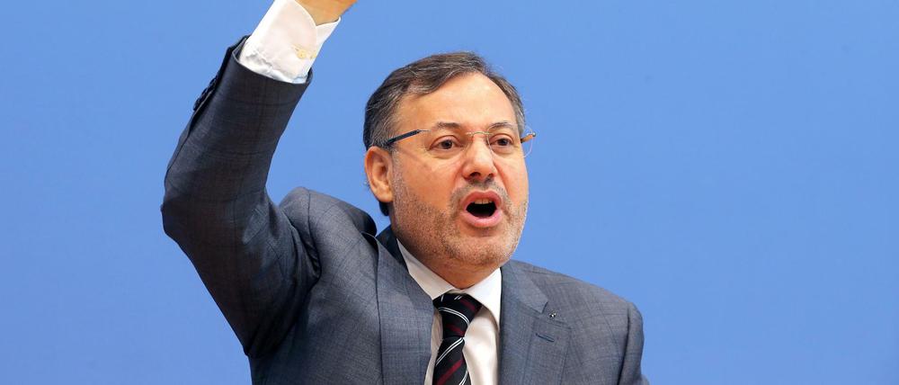 Der ägyptische Fernsehjournalist vom Sender Al-Dschasira, Ahmed Mansur, spricht am 23.06.2015 im Haus der Bundespressekonferenz in Berlin zu Journalisten.