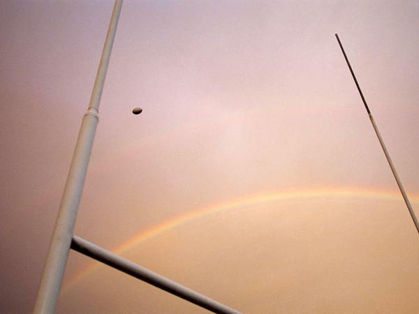 Welches Ei fällt denn da vom Himmel? Wird demnächst auf dem Gelände der Wilma-Rudolph-Schule ein Rugbyplatz gebaut oder doch nicht?