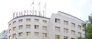 Das Rätselraten ums Kempinski am Ku'damm geht weiter. Eigentümer eines Nachbargrundstücks planen dort Läden, Wohnungen und ein kleineres neues Hotel. 