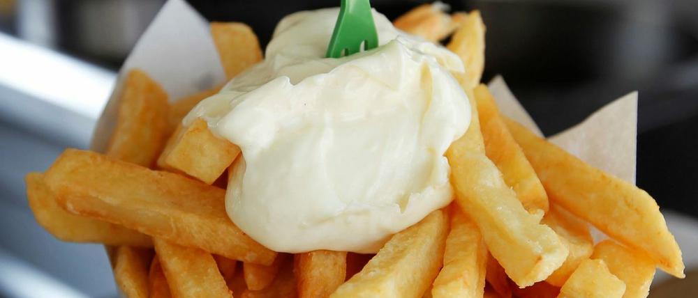Eine Portion Pommes Frites mit Mayonnaise 