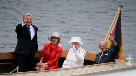 Bootsfahrt auf der Spree: Die britische Königin Elizabeth II. mit Prinz Philip (r), Bundespräsident Joachim Gauck (l) und seiner Lebensgefährtin Daniela Schadt 