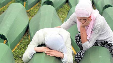Muslimische Frauen im Sommer 2014 mit neuen Särgen.