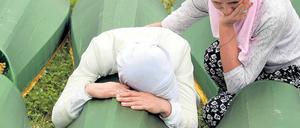 Muslimische Frauen im Sommer 2014 mit neuen Särgen.