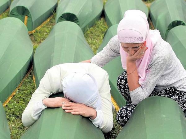 Muslimische Frauen im Sommer 2014 mit neuen Särgen.