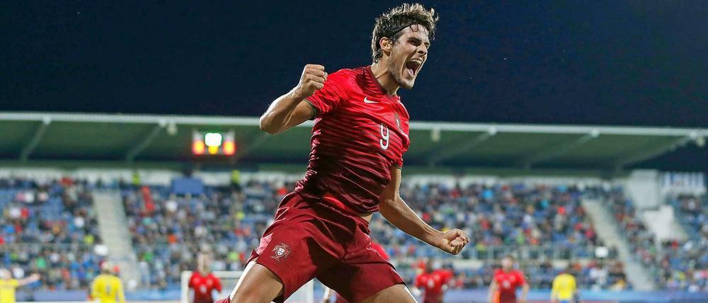 Portugals Goncalo Paciencia bejubelt seinen Führungstreffer gegen Schweden bei der U-21-EM.