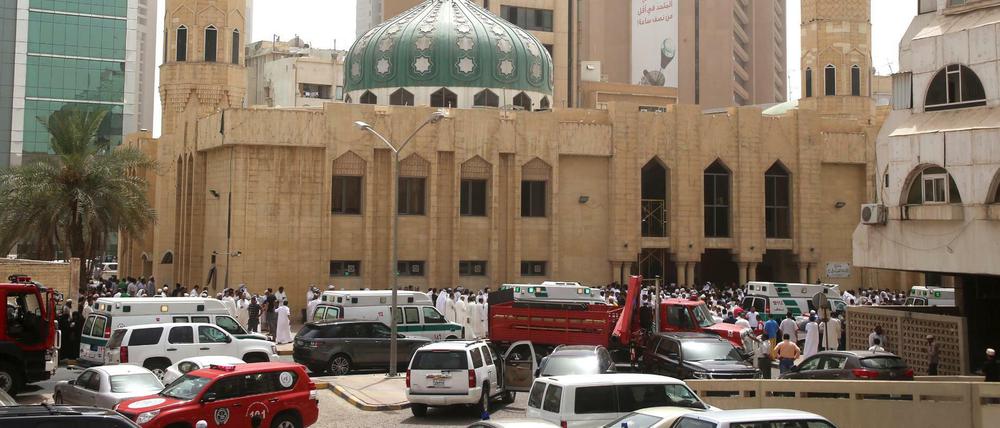 Sicherheitskräfte sichern die Umgebung nach einem Anschlag auf eine Moschee in Kuwait.