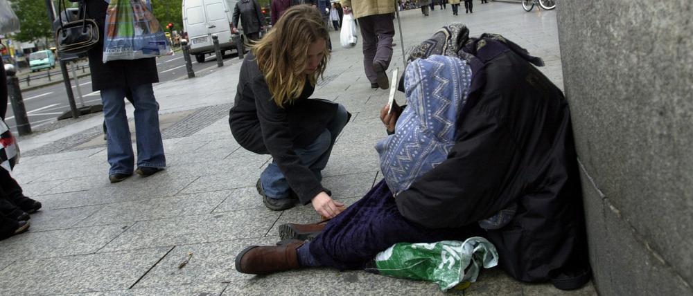 Betteln mit Kindern (hier am Ku'damm) - dagegen will Innensenator Frank Henkel per Verordnung vorgehen.