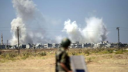 Rauch über Kobane: Ein türkischer Soldat in der Provinz Sanliurfa beobachtet die neuen Kämpfe in der Grenzstadt.