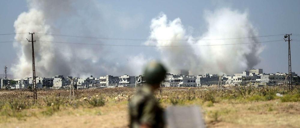 Rauch über Kobane: Ein türkischer Soldat in der Provinz Sanliurfa beobachtet die neuen Kämpfe in der Grenzstadt.