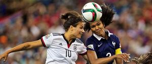 Der Zweikampf. Frauenfußball ist zuallererst Fußball, hier Dzsenifer Marozsan (links) gegen die Französin Wendie Renard.