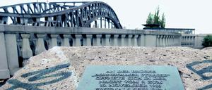 Die Bösebrücke zwischen Prenzlauer Berg und Wedding wird jetzt saniert, der Autoverkehr umgeleitet. Problemlos hin und her können nur Fußgänger und Radler.