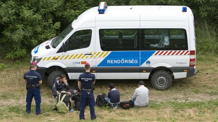 Die ungarische Polizei nimmt Flüchtlinge fest.