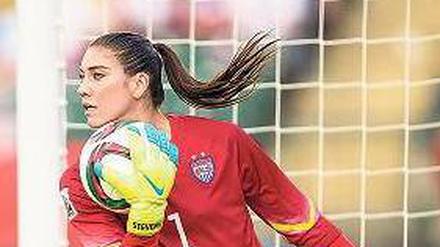 Eine Frau trägt feuerrot. Torhüterin Hope Solo mag es gerne bunt.
