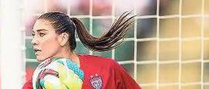 Eine Frau trägt feuerrot. Torhüterin Hope Solo mag es gerne bunt.