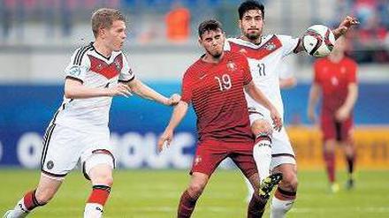 Fehlende Dominanz. Matthias Ginter (links) und Emre Can enttäuschten mit der U 21 maßlos beim 0:5 gegen Portugal.