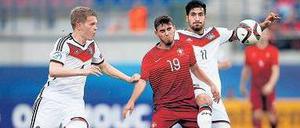 Fehlende Dominanz. Matthias Ginter (links) und Emre Can enttäuschten mit der U 21 maßlos beim 0:5 gegen Portugal.