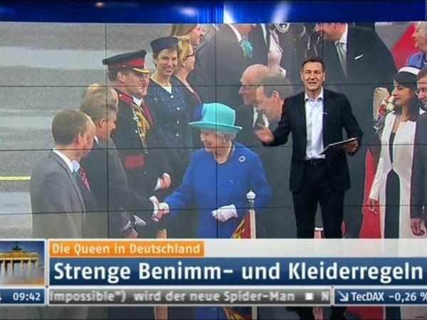 Der Besuch der englischen Königin ist ein Fest für alle royalen Experten. Auf N24 werden Benimmregeln erläutert.