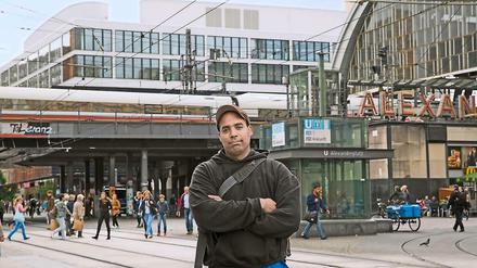 John, einst Intensivtäter, heute clean und fest entschlossen, sein altes Leben hinter sich zu lassen. Die Begegnung mit der Jugendrichterin Kirsten Heisig veränderte indirekt auch seine Geschichte
