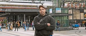 John, einst Intensivtäter, heute clean und fest entschlossen, sein altes Leben hinter sich zu lassen. Die Begegnung mit der Jugendrichterin Kirsten Heisig veränderte indirekt auch seine Geschichte