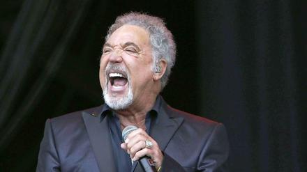 Tom Jones auf der Bühne mit Mikro.