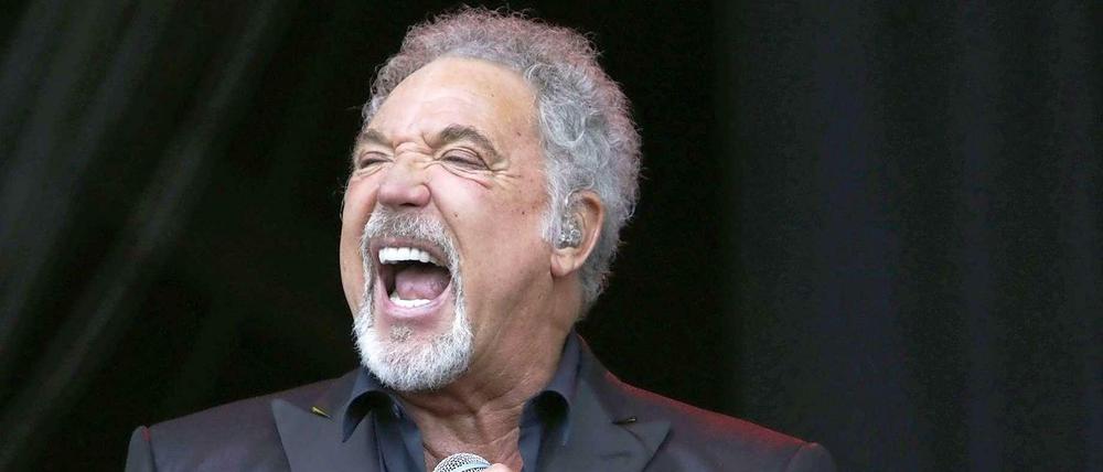 Tom Jones auf der Bühne mit Mikro.