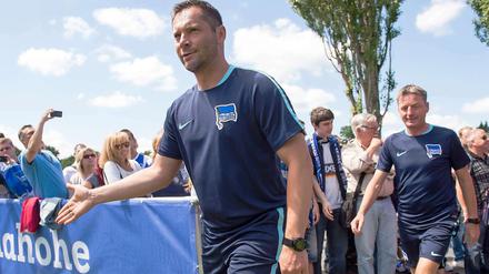 Es geht wieder los. Herthas Cheftrainer Pal Dardai (vorn, hinten Co-Trainer Rainer Widmayer) lässt sich von den Fans zum Trainingsauftakt am Schenckendorffplatz schon mal ein wenig feiern. Foto: dpa/Hilse