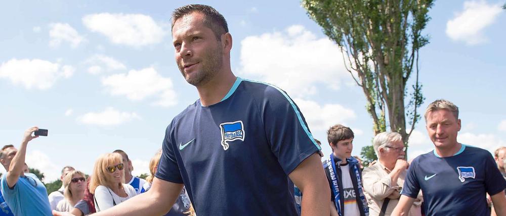 Es geht wieder los. Herthas Cheftrainer Pal Dardai (vorn, hinten Co-Trainer Rainer Widmayer) lässt sich von den Fans zum Trainingsauftakt am Schenckendorffplatz schon mal ein wenig feiern. Foto: dpa/Hilse