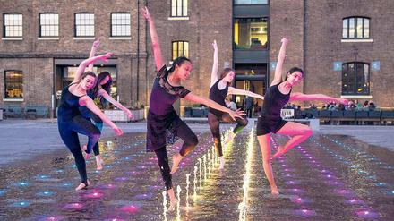 Immer im Takt: Eine Gruppe von Freundinnen feiert Geburtstag in den Wasserspielen am Granary Square. Im Hintergrund der renovierte Getreidespeicher.