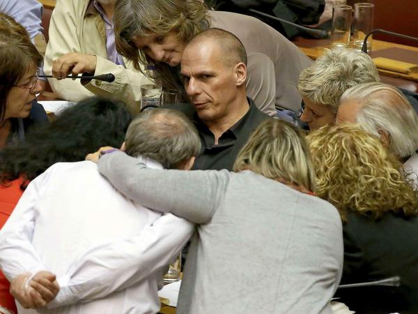 Der griechische Finanzminister berät sich im Parlament.