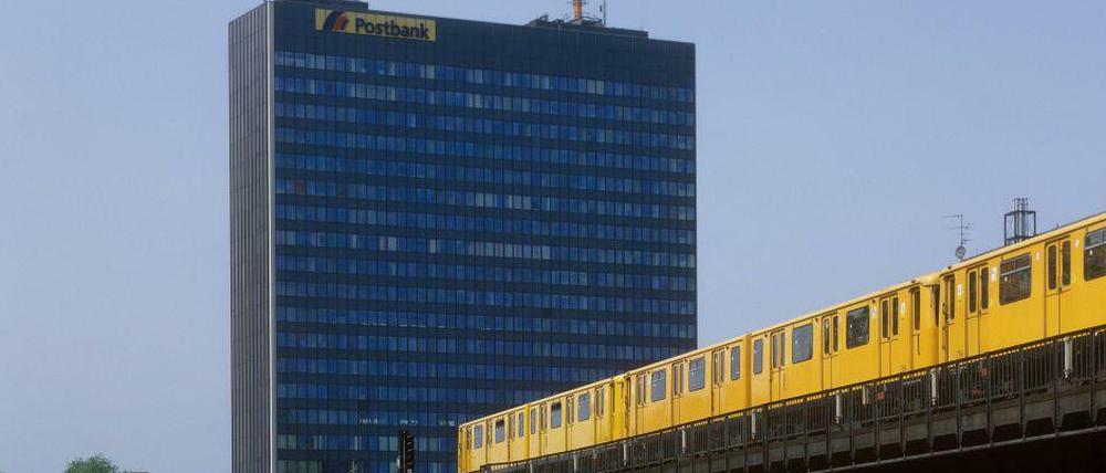 Dunkles Wahrzeichen. Der Turm wird hell.