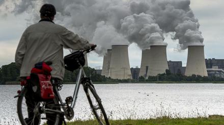 Wasserdampf über dem Braunkohlekraftwerk Jänschwalde. Wird es abgeschaltet oder noch als Reserve gehalten?