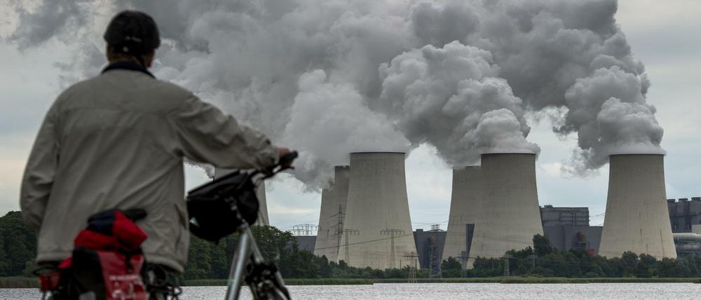 Wasserdampf über dem Braunkohlekraftwerk Jänschwalde. Wird es abgeschaltet oder noch als Reserve gehalten?