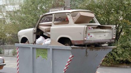 1990, in der Jerusalemer Straße in Berlin-Mitte: Die DDR wird entsorgt.