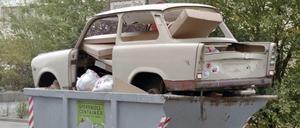1990, in der Jerusalemer Straße in Berlin-Mitte: Die DDR wird entsorgt.