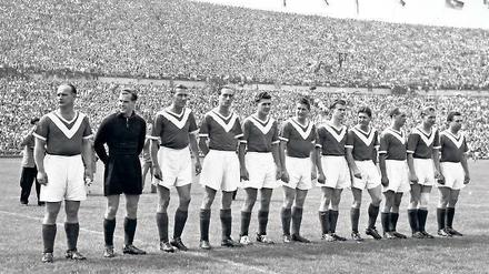 So schön wurde es nie wieder. Rot-Weiss vor dem Finale um die Deutsche Meisterschaft 1955 gegen Kaiserslautern (4:3). Foto: Imago/Krschak