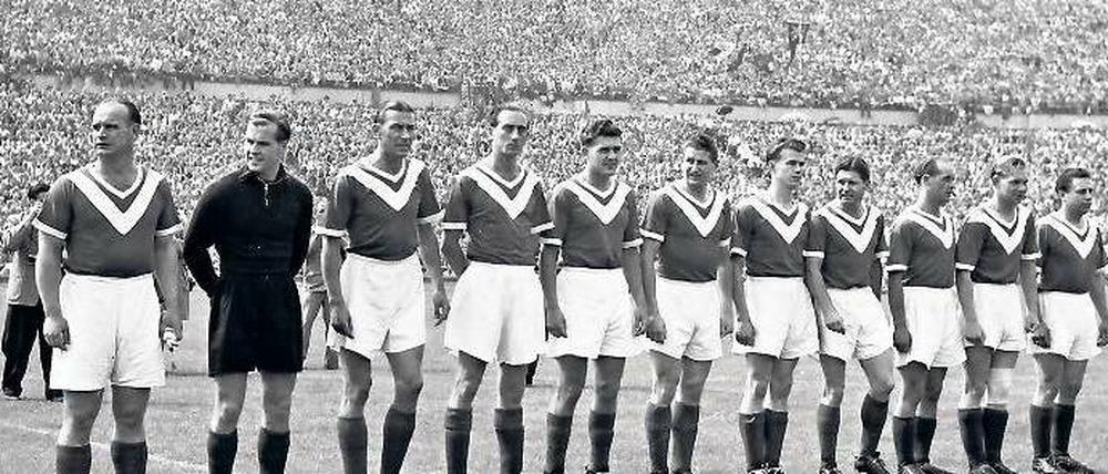 So schön wurde es nie wieder. Rot-Weiss vor dem Finale um die Deutsche Meisterschaft 1955 gegen Kaiserslautern (4:3). Foto: Imago/Krschak