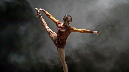 Der Tänzer Jason Reilly vom Stuttgarter Ballett in "MONO LISA" von Itzik Galili.