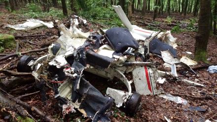 Trümmerteile eines abgestürzten Kleinflugzeugs liegen am Mittwoch nahe der kleinen Ortschaft Mühlenberg im Solling (Niedersachsen). Bei dem Absturz des Propellerflugzeuges sind zwei Menschen ums Leben gekommen.