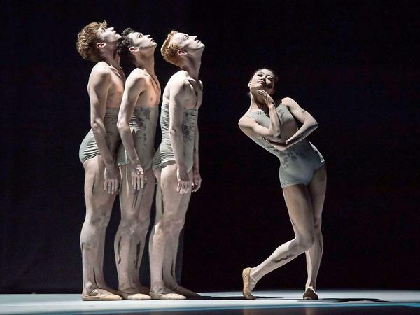 Die Tänzer Paxton Ricketts, Gregory Lau, Spencer Dickhaus und Madoka Kariya vom Netherlands Dans Theater 2 in "SAD CASE" bei der Gala "Night of the Colours".