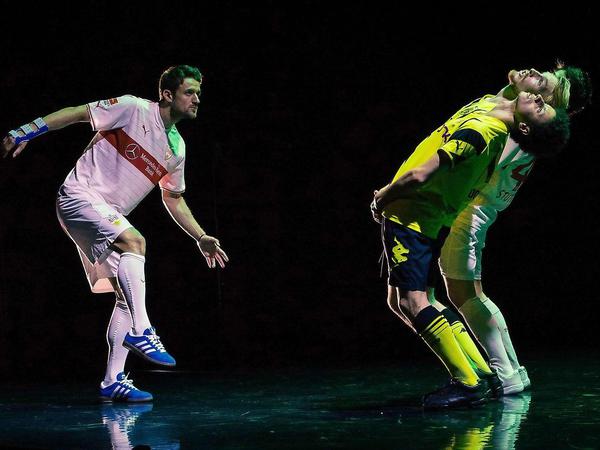 Der Fußballer, Christian Gentner (l) vom VfB Stuttgart und die Tänzer Juliano Nunes und Florian Lochner in "Freistoß" bei der Gala "Night of the Colours".