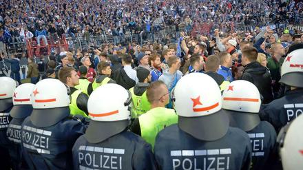 Polizei im Stadion: "Harte Strafen sind unsere Botschaft", sagte ein Polizei-Sprecher.