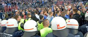 Polizei im Stadion: "Harte Strafen sind unsere Botschaft", sagte ein Polizei-Sprecher.