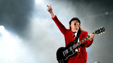 Der Gitarrist Angus Young der australischen Rockband AC/DC steht am 25.06.2015 in Berlin im Olympiastadion auf der Bühne.