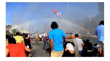 Ein Wasserwerfer der Polizei während der Gay Pride am Sonntag in Istanbul erzeugt einen Regenbogen. Die sozialen Netzerke feiern.
