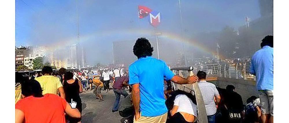 Ein Wasserwerfer der Polizei während der Gay Pride am Sonntag in Istanbul erzeugt einen Regenbogen. Die sozialen Netzerke feiern. 