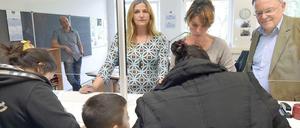 Albanische Flüchtlinge im Mai 2014 in der Landesaufnahmebehörde Niedersachsen in Braunschweig, bei einem Besuch von Ministerpräsident Stephan Weil (SPD, rechts)
