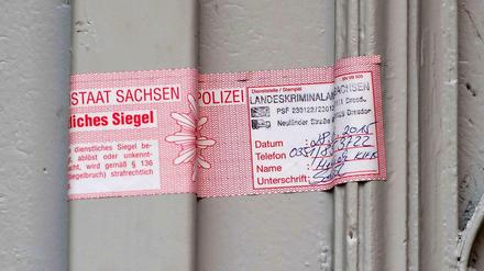 Von der Polizei nach dem Brandanschlag versiegeltes Flüchtlingsheim in Meißen