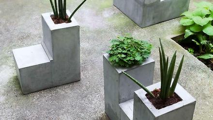 "We are concrete/We are bodies/We have sex/We are neoretroactive/We are relative" von Isa Melsheimer.
